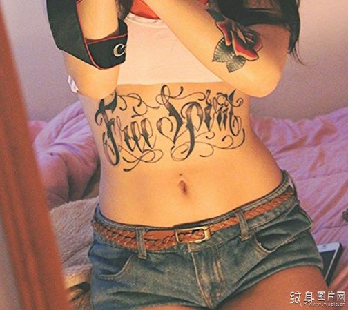 告别腹部妊辰纹烦恼 用纹身轻松遮盖妊辰纹